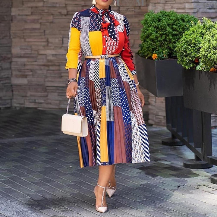Dame Midi-kjole med farverigt patchwork-design og elegant taljebælte Stilla