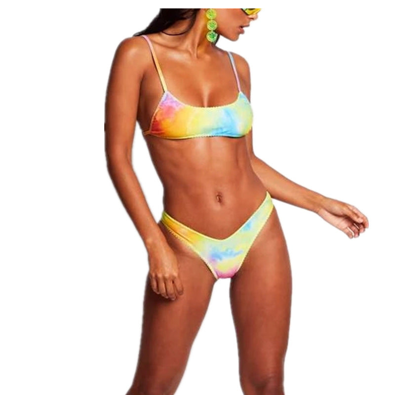 Dame bikini-sæt i livligt tie-dye-design med fine flæser Stilla