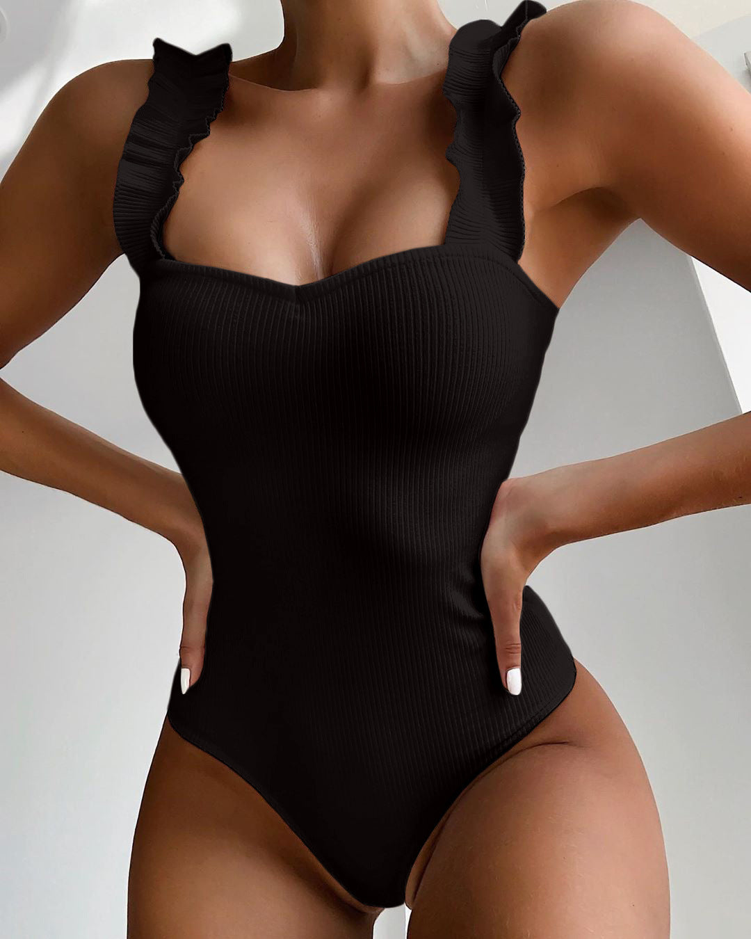 Dame one-piece badedragt med flæse-detaljer og ribstruktur Stilla