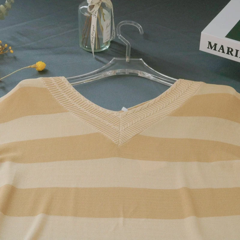 Stilla | Damepullover I Trendy Stribet Design, Løs Pasform Model Med V-hals