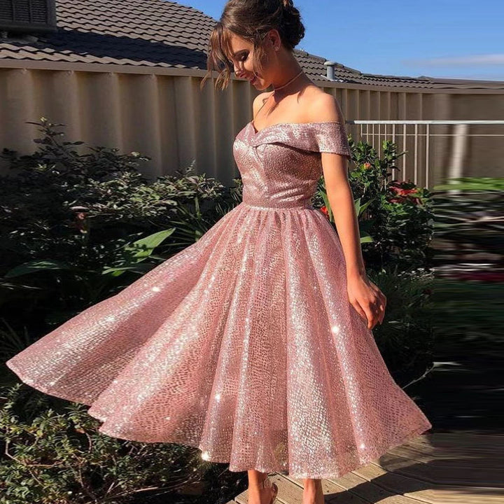 Dame Glamourøst Cocktailkjole med skinnende tyl og elegant Off-Shoulder-Udskæring Stilla
