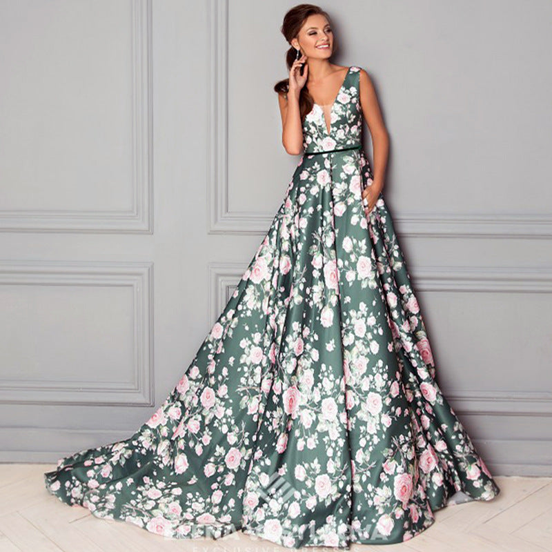 Dame aftenkjole med elegant A-linje silhuet og floraltryk Stilla