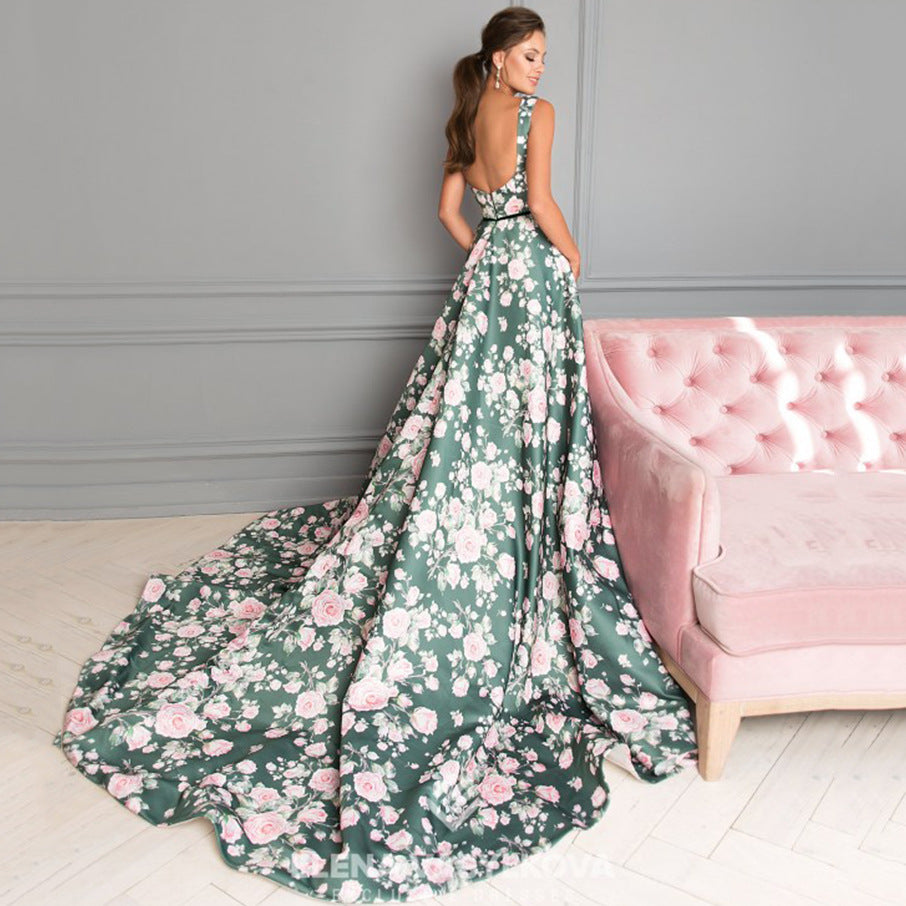 Dame aftenkjole med elegant A-linje silhuet og floraltryk Stilla