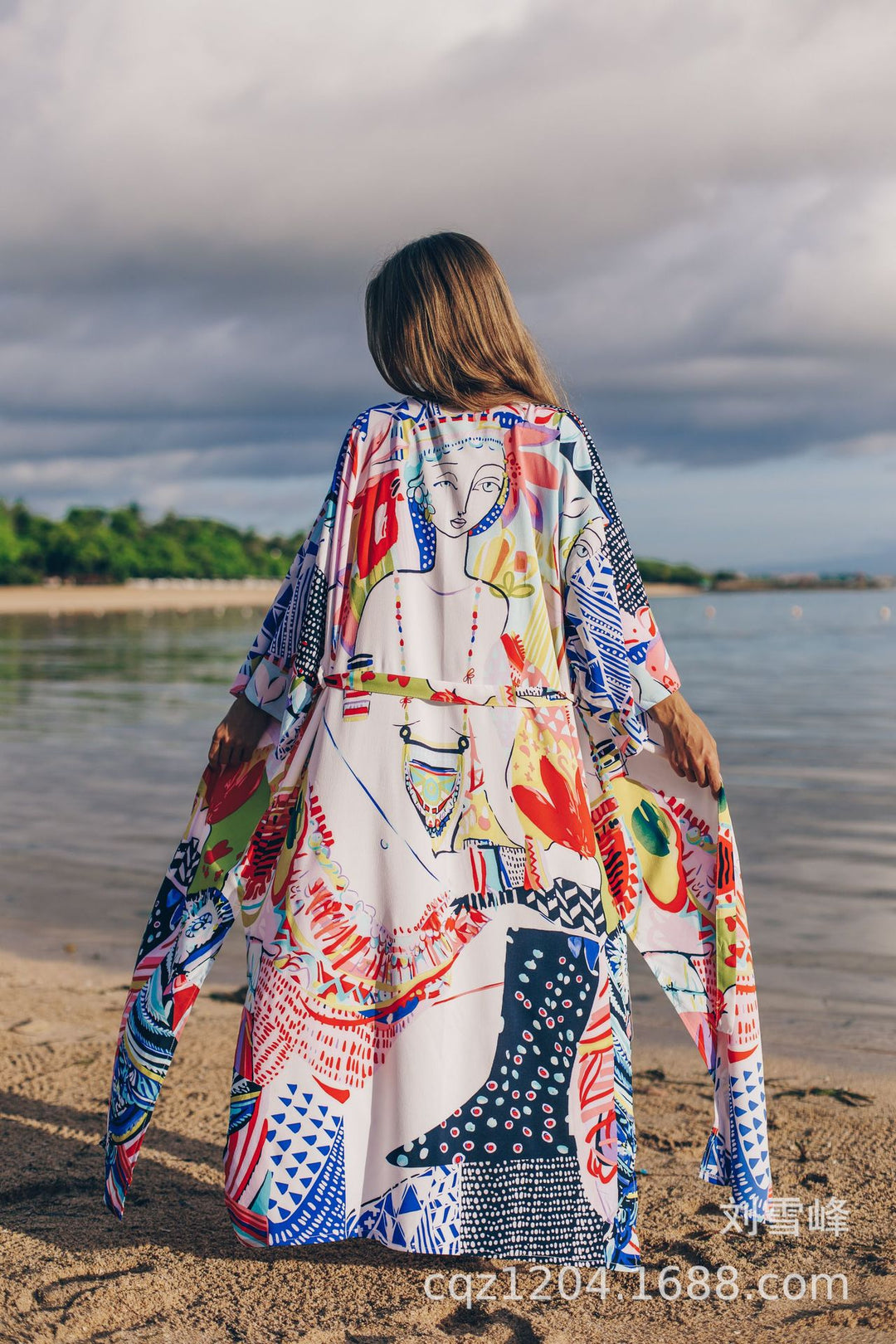Dame Strandkaftan med farverig mønsterblanding og elegant snit Stilla