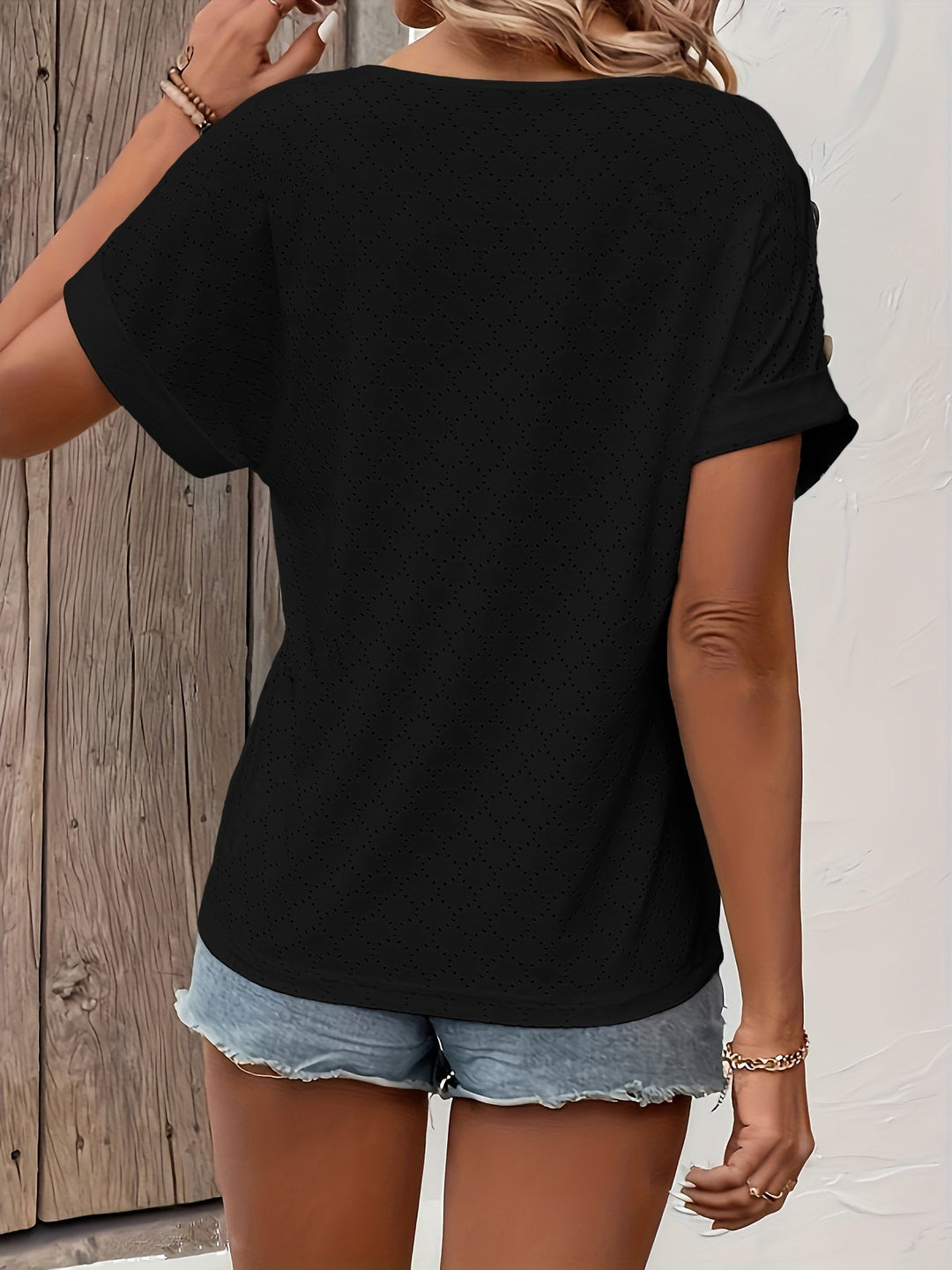 Stilla | Kvinde T-Shirt Med V-Uidsnit Og Knapper