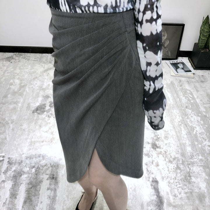 Dame indpakningsskørt med elegant drapering og asymmetrisk kant Stilla
