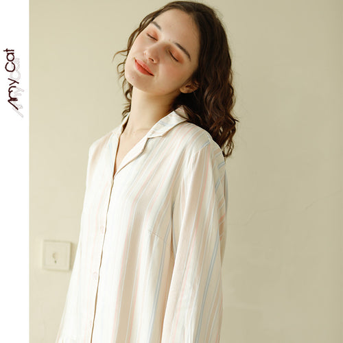 Dame pyjamasæt med let, åndbar satin og elegante striber Stilla