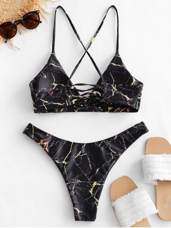 Dame triangel-bikini med moderigtigt snit og trendy marmormønster Stilla