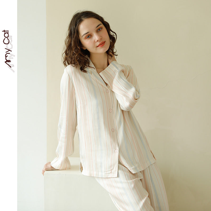Dame pyjamasæt med let, åndbar satin og elegante striber Stilla
