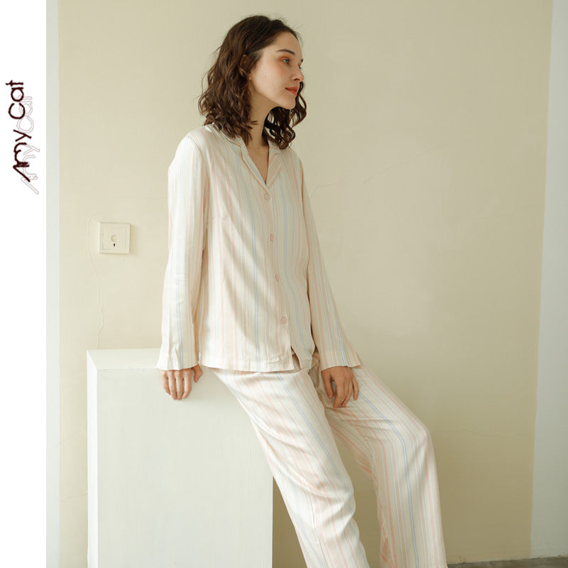 Dame pyjamasæt med let, åndbar satin og elegante striber Stilla