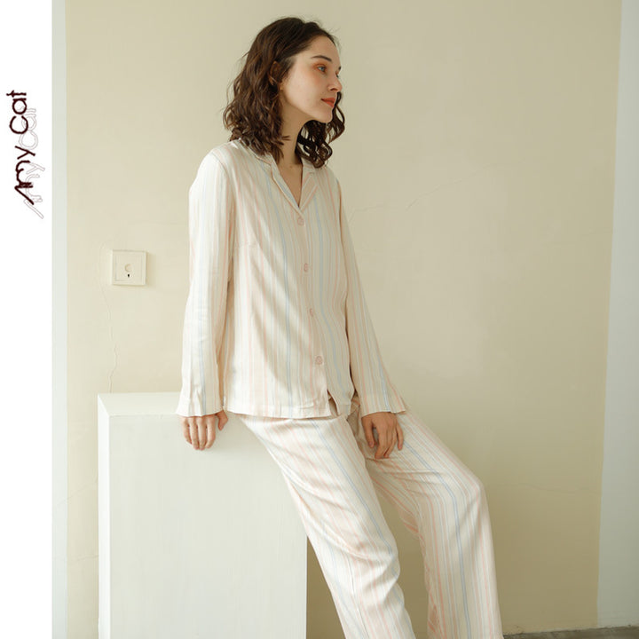 Dame pyjamasæt med let, åndbar satin og elegante striber Stilla
