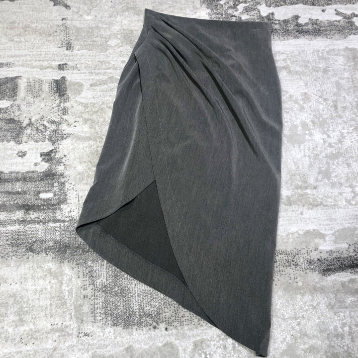 Dame indpakningsskørt med elegant drapering og asymmetrisk kant Stilla