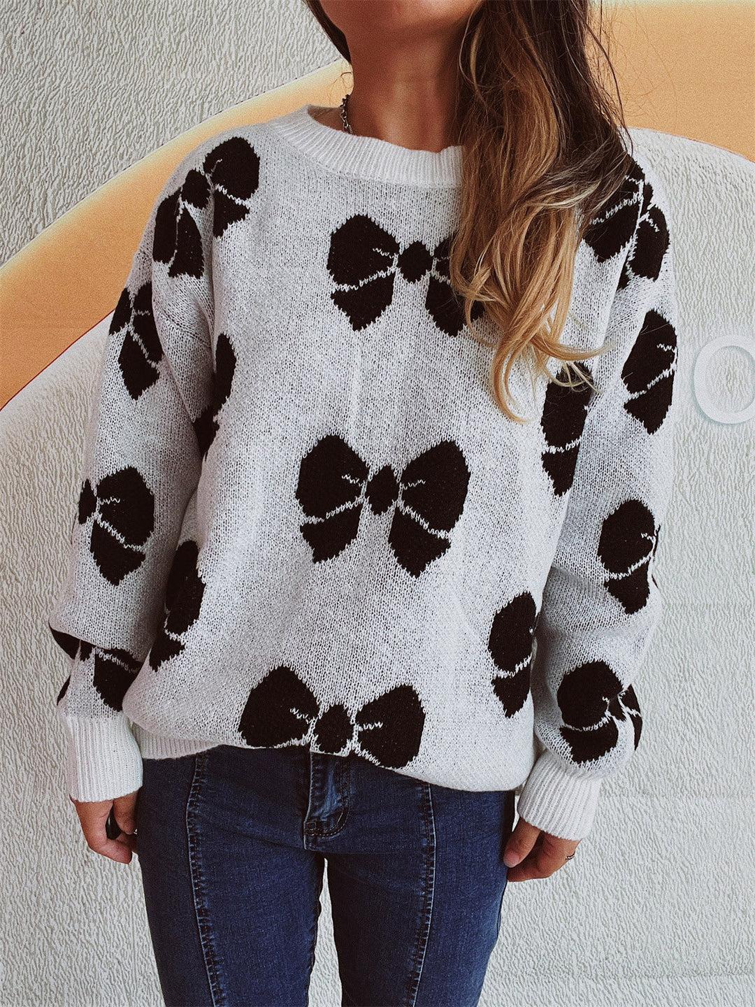 Stilla | Rund hals sweater med skuldredroppet design og sløjfe