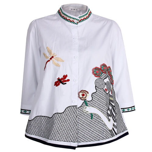 Damebluse med farverige broderier og moderne krave Stilla
