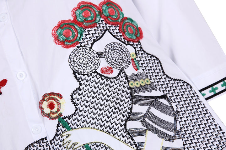 Damebluse med farverige broderier og moderne krave Stilla