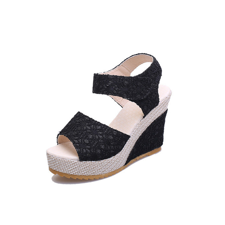 Dame nan elegante kile-espadrille med vævet bastplatform, struktureret tekstiloverdel og justerbar velcrorem Skovae