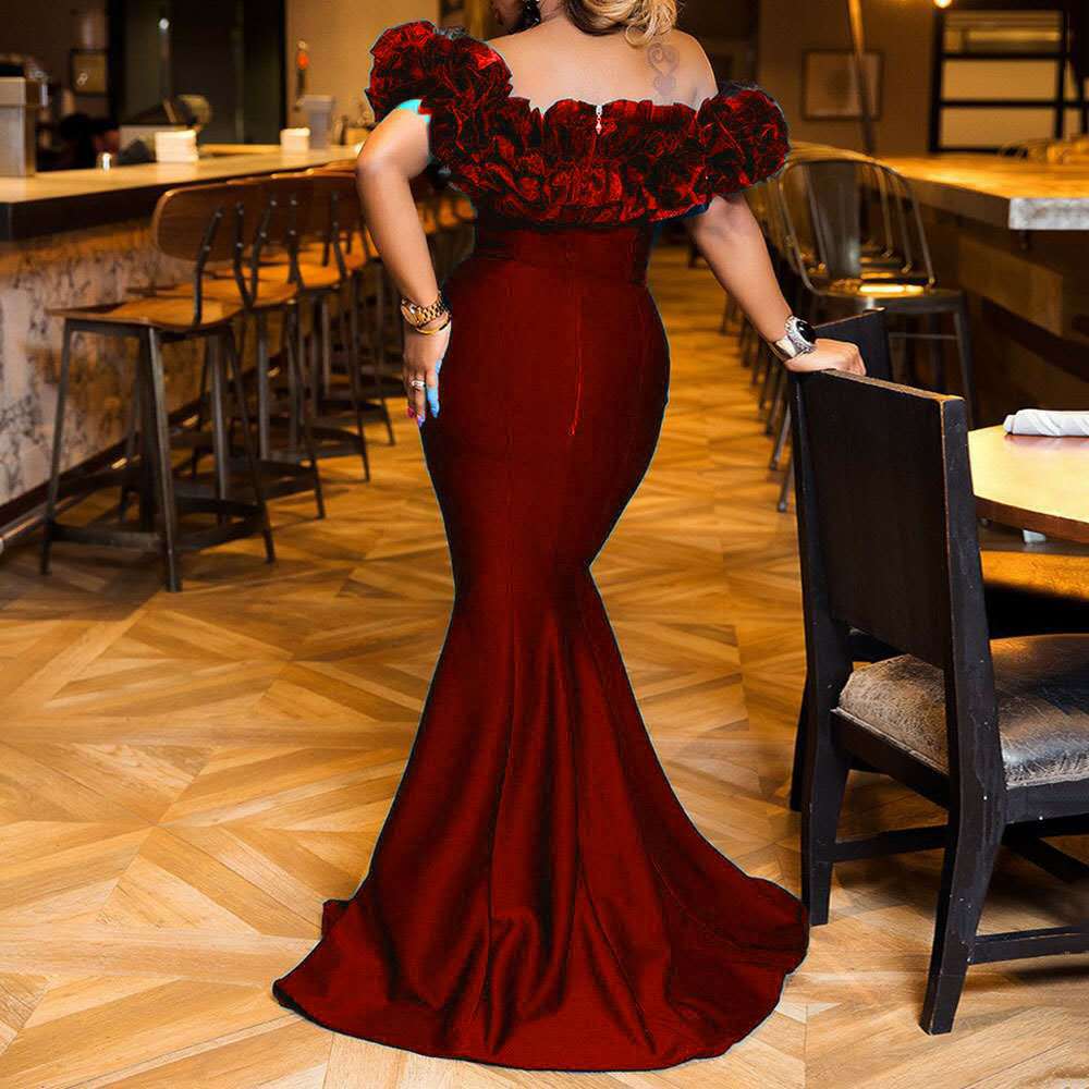 Dame Elegant aftenkjole med voluminøs ruffle kant og flatterende snit Stilla