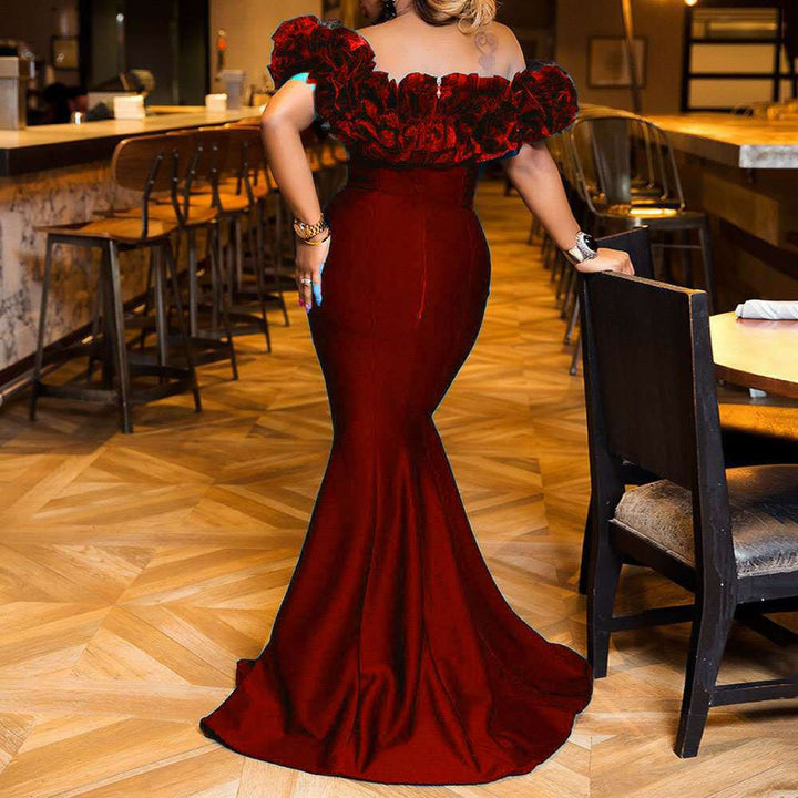 Dame Elegant aftenkjole med voluminøs ruffle kant og flatterende snit Stilla
