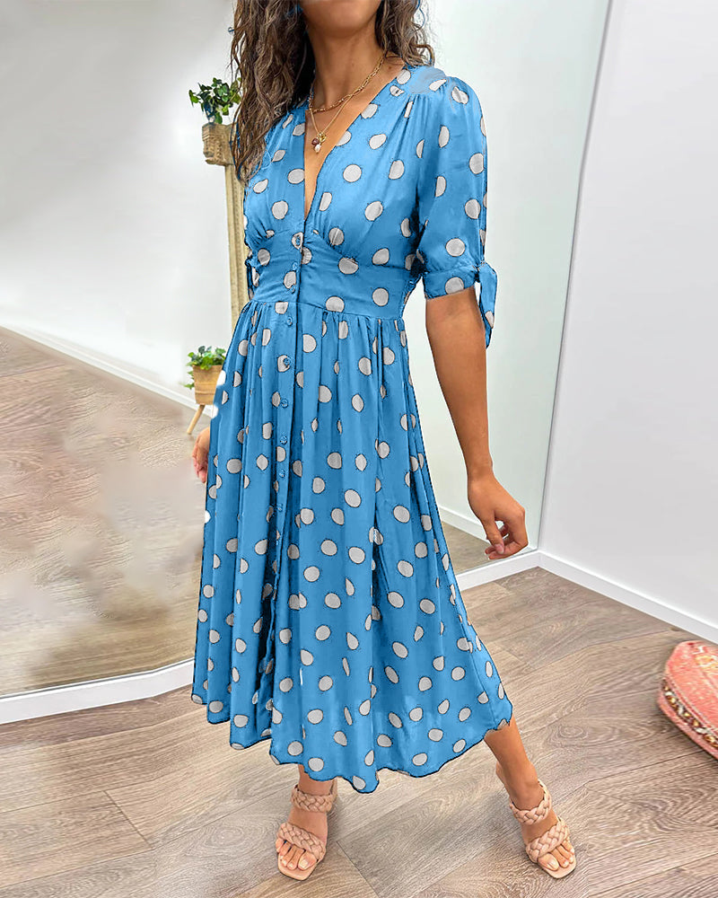 Stilla | Kjole Med Prikker Og Dyb V Hals Enestående Elegance Og Stil!