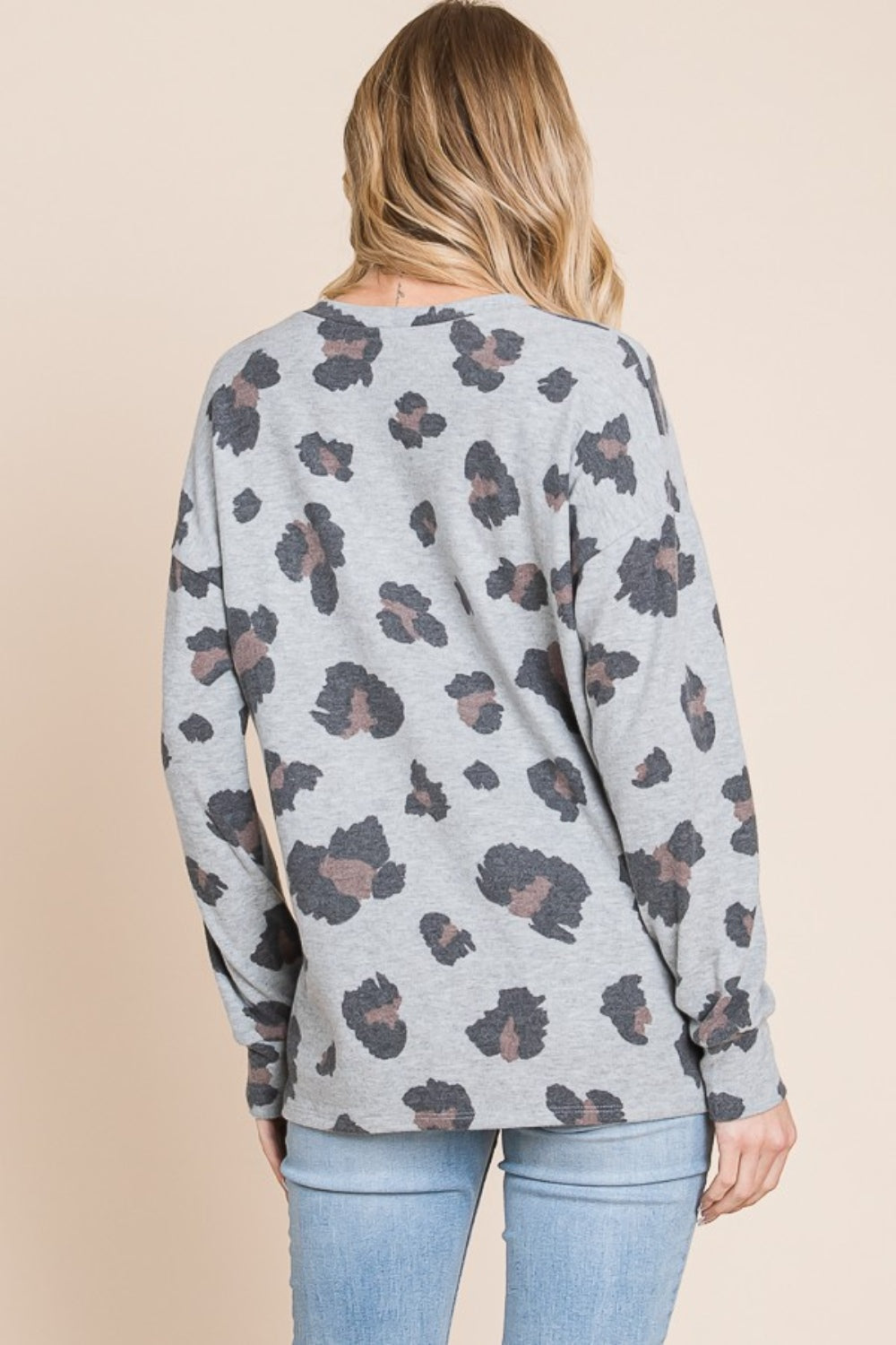 Stilla | T-shirt med leopardmønster og skulderfri ærmer
