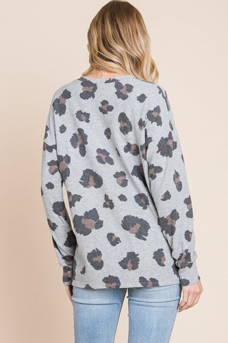 Stilla | T-shirt med leopardmønster og skulderfri ærmer
