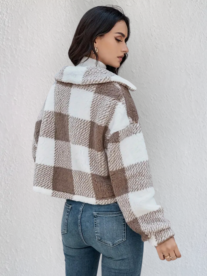 Stilla | Rutet Plysjakke-design for Hygge