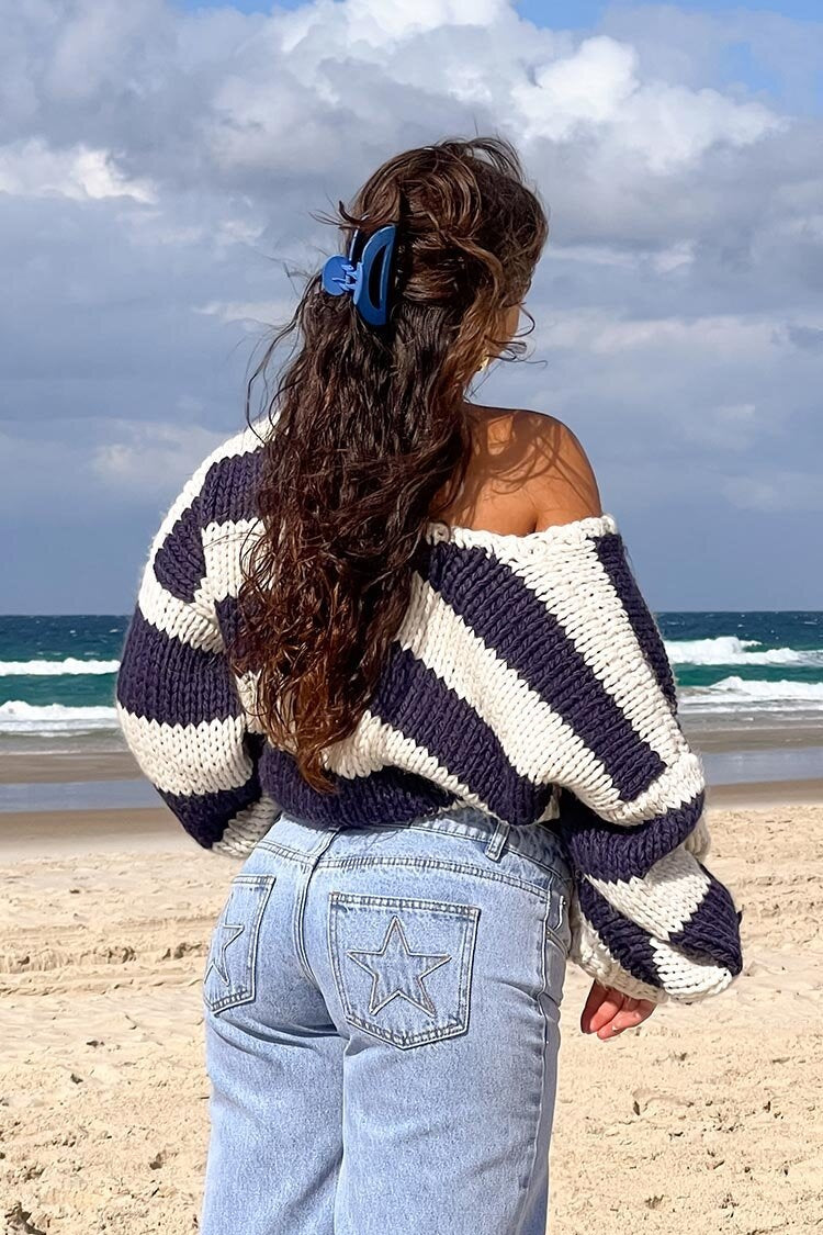 Stilla | Stribet strikpullover med off-shoulder design Lækker efterårsstrikpullover
