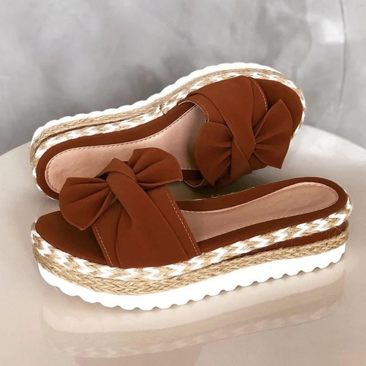 Dame Wedge-sandaler med dekorativt sløjfedesign og komfortabel sål Stilla