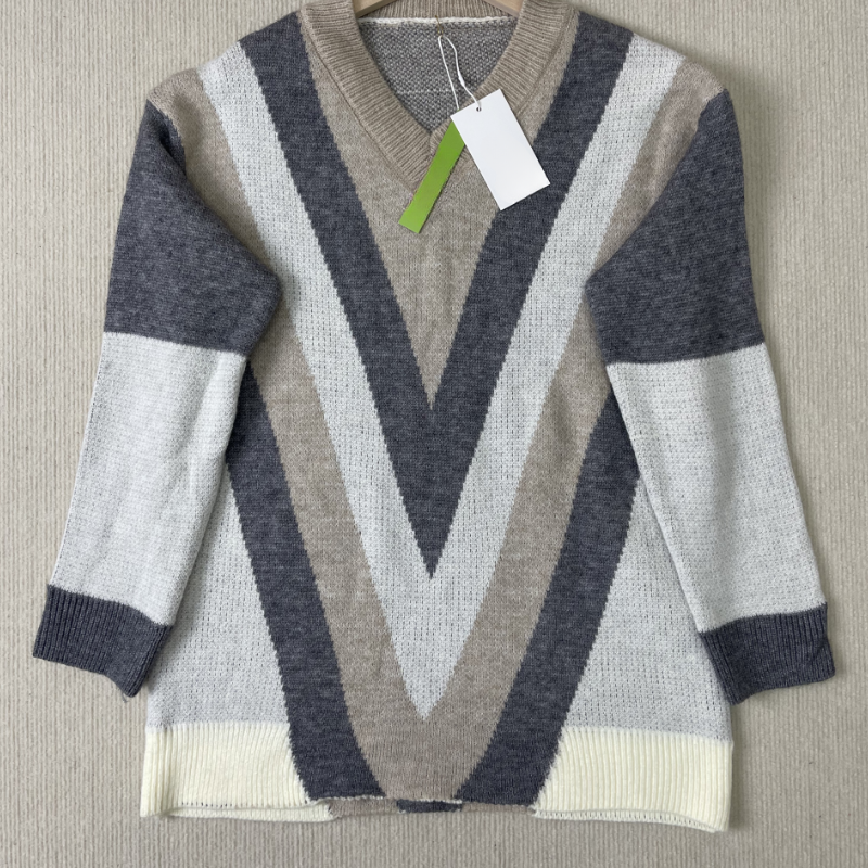 Stilla | Brun sweater med V-udskæring og lange ærmer