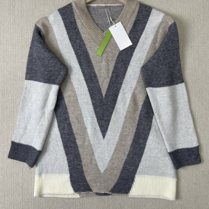 Stilla | Brun sweater med V-udskæring og lange ærmer