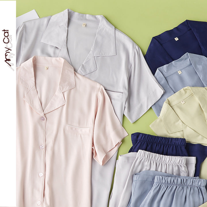 Dame Pyjamasæt i let satin med elegant knaplukning og komfortabel pasform Stilla