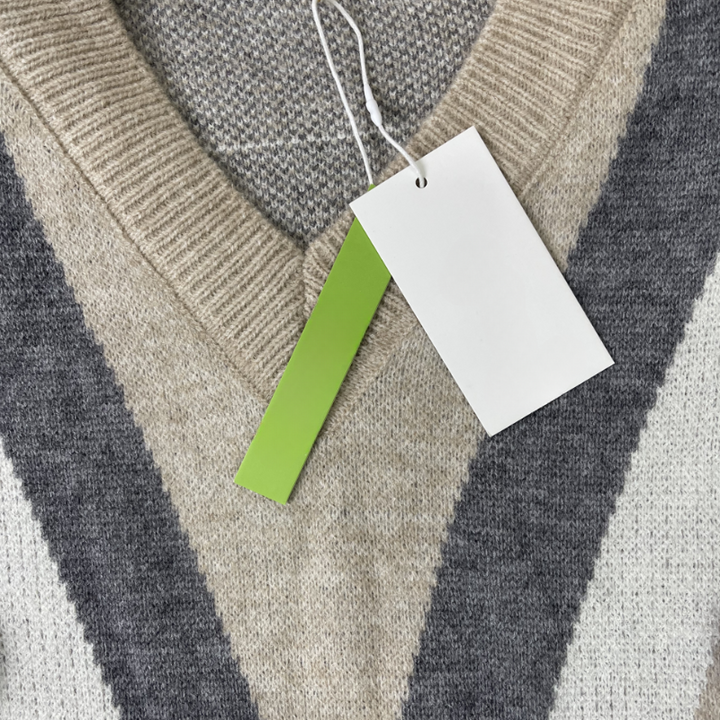 Stilla | Brun sweater med V-udskæring og lange ærmer