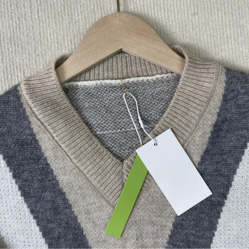 Stilla | Brun sweater med V-udskæring og lange ærmer