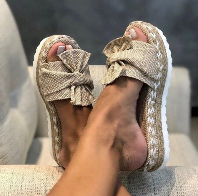 Dame Wedge-sandaler med dekorativt sløjfedesign og komfortabel sål Stilla