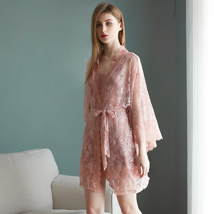 Dame Elegant natkjole med delikat blondekjole og feminine detaljer Stilla