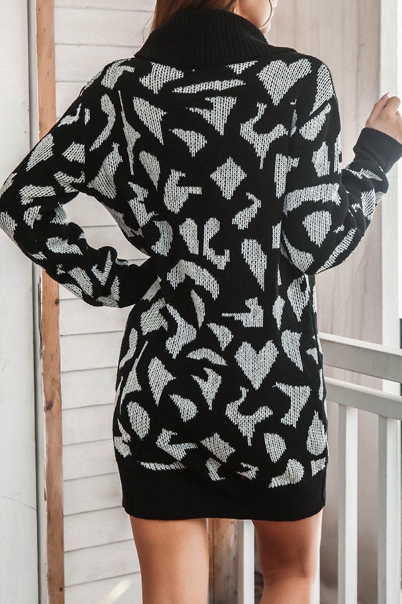 Stilla | Lækker sweater med rullekrave og kontrastrende tryk