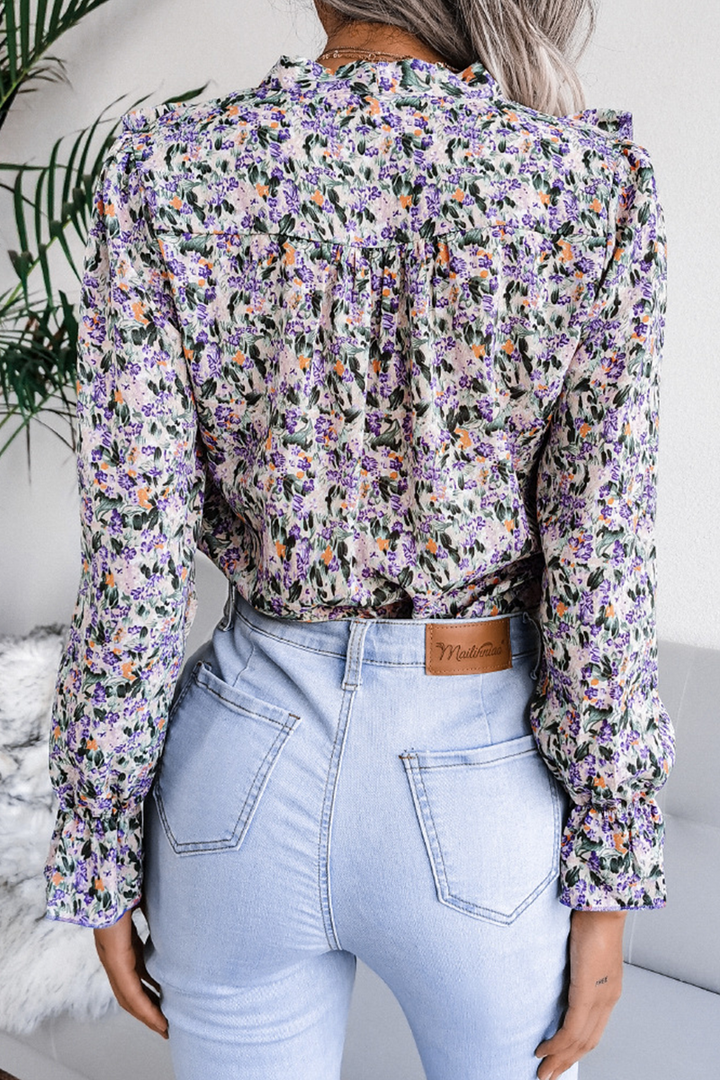 Stilla | Lette og elegante toppe med blomstrede volanter og ståkrave