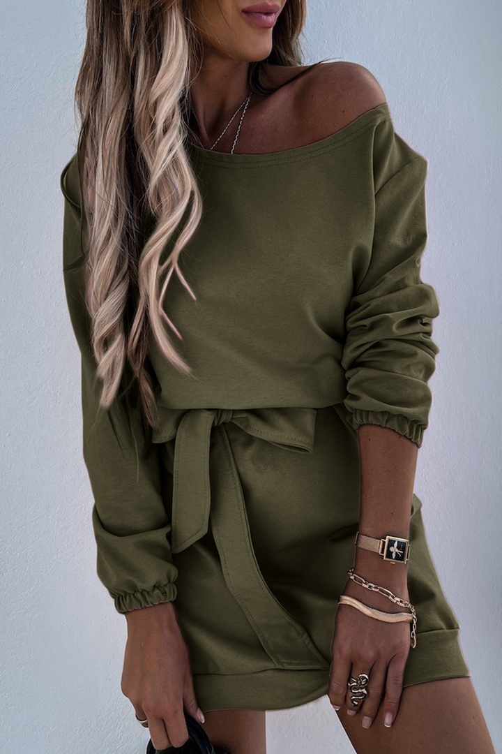 Stilla | Lette kjoler med patchwork stropper, skrå krave og blyantskirt.