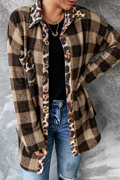 Stilla | Casual toppe med omklappet krave og ternet leopardprint
