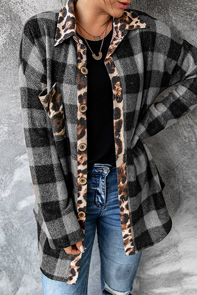 Stilla | Casual toppe med omklappet krave og ternet leopardprint