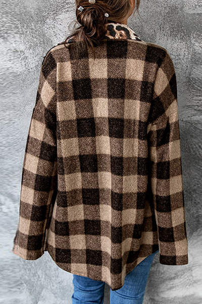Stilla | Casual toppe med omklappet krave og ternet leopardprint