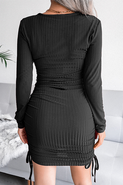 Stilla | Elegante Ensfarvede Blyantskjørter Med Snor, Kant og Rund Halsaussnit.