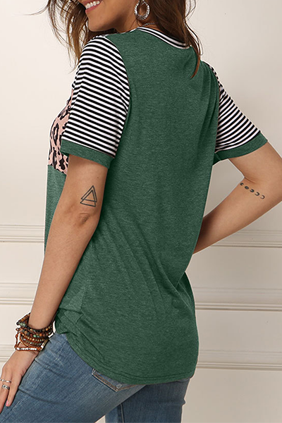 Stilla | Casual Stribede Leopard T-shirts Med Rund, Slidset og Rynket Udsnit