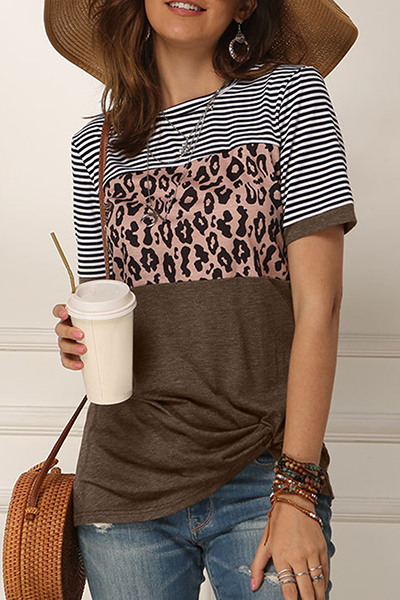 Stilla | Casual Stribede Leopard T-shirts Med Rund, Slidset og Rynket Udsnit