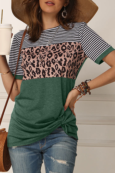 Stilla | Casual Stribede Leopard T-shirts Med Rund, Slidset og Rynket Udsnit