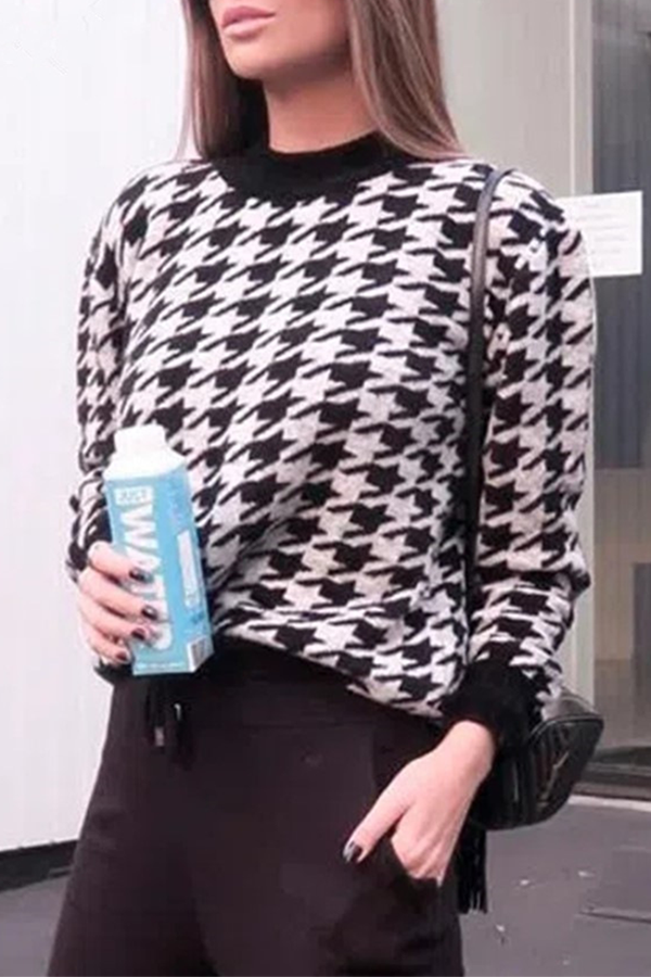 Stilla | Pullover med kontrasterende rundhalsudskæring i geometrisk patchwork mode gade