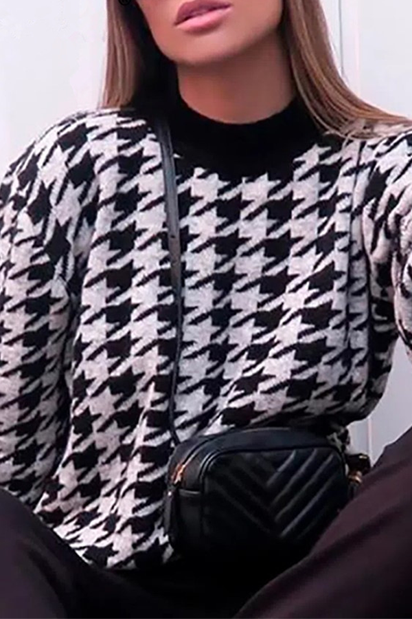 Stilla | Pullover med kontrasterende rundhalsudskæring i geometrisk patchwork mode gade