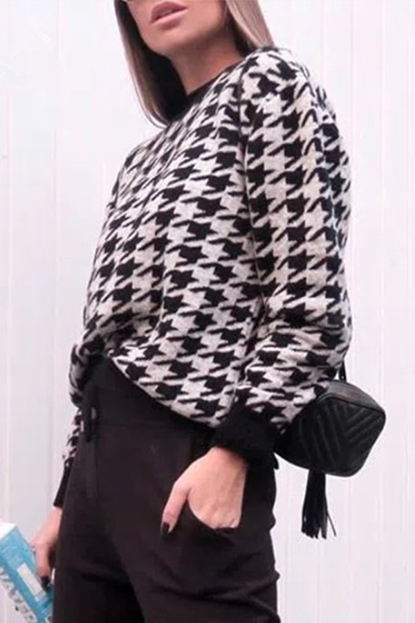 Stilla | Pullover med kontrasterende rundhalsudskæring i geometrisk patchwork mode gade