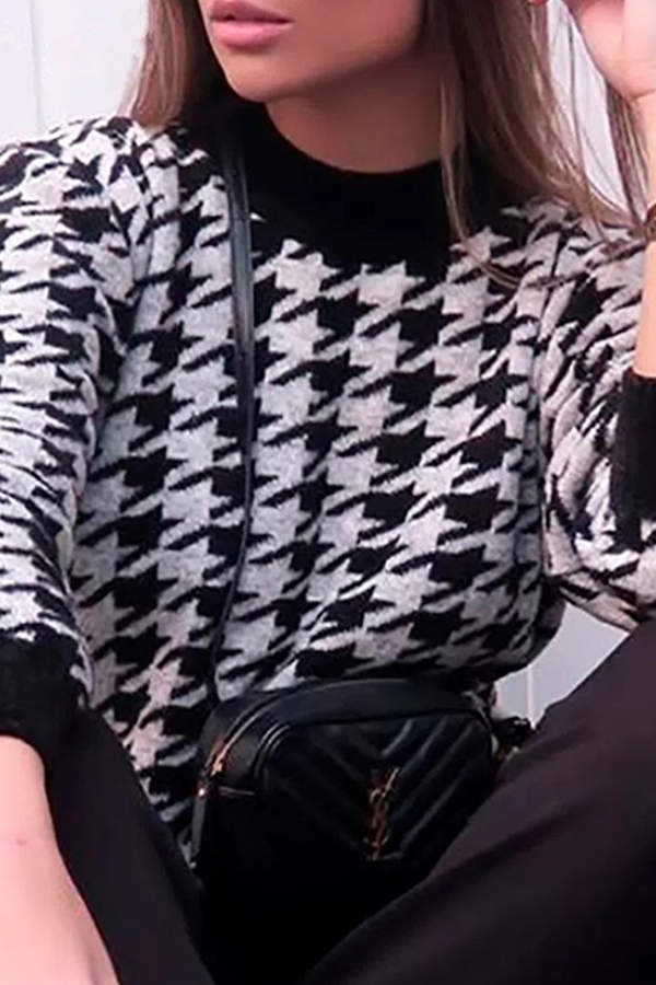 Stilla | Pullover med kontrasterende rundhalsudskæring i geometrisk patchwork mode gade