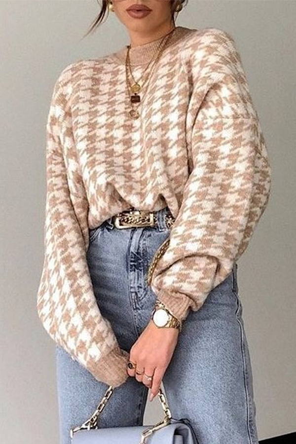 Stilla | Pullover med kontrasterende rundhalsudskæring i geometrisk patchwork mode gade